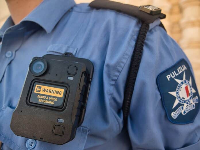 La policía de Malta distribuye cámaras corporales a todos los oficiales de primera línea