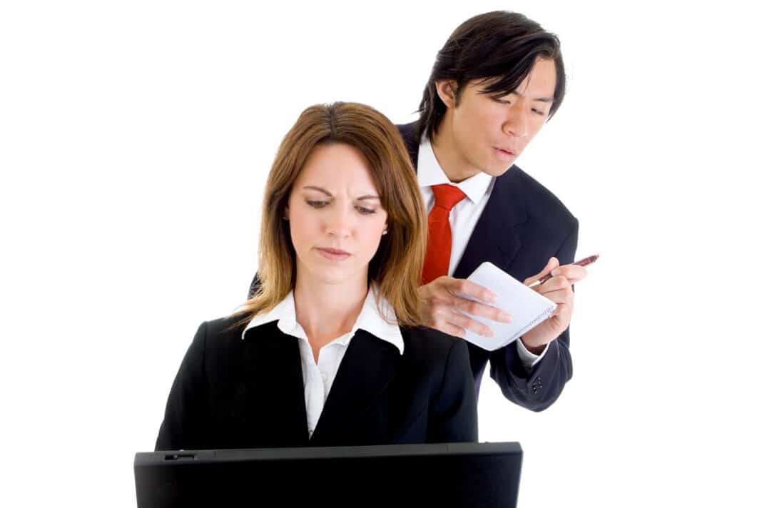 ¿Qué es shoulder surfing? La última técnica de phishing que necesita