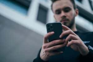 Vulnerabilidades móviles en viajes internacionales y protección de datos confidenciales